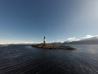 Farol de Les Eclaireurs nas ilhas de Les Eclaireurs, que leva o seu nome, a 5 milhas náuticas a leste de Ushuaia, no Canal Beagle, Tierra del Fuego, sul da Argentina.