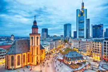 Blick auf die Skyline von Frankfurt in der blauen Stunde des Sonnenuntergangs. St. Paul& 39 s Church und das Gebäude der Hauptwache an der Frankfurter Hauptstraße Zeil. © Nikolay N. Antonov