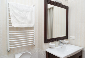 Minimalist beige marble tiled contemporary bathroom