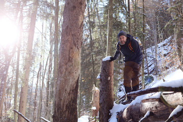 Mann im Winter im Berg unterwegs