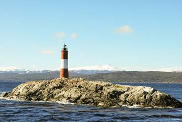 Farol de Les Eclaireurs nas ilhas de Les Eclaireurs, que leva o seu nome, a 5 milhas náuticas a leste de Ushuaia, no Canal Beagle, Tierra del Fuego, sul da Argentina.