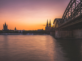 Obraz premium Sonnenuntergang in Köln am Rhein mit Blick auf den Kölner Dom