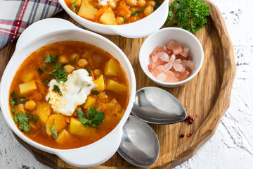 Tomato soup with chickpeas