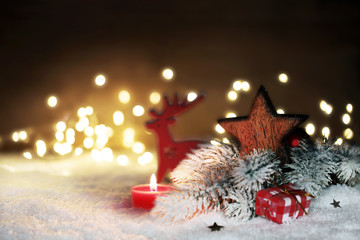 Weihnachtsdekoration im Schnee