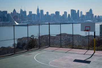 Basketball court and Manhattan - obrazy, fototapety, plakaty
