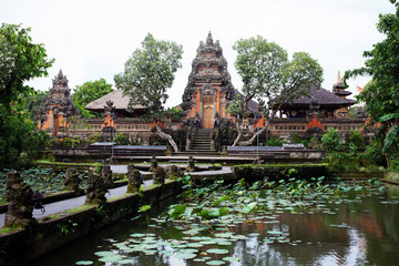 Fototapeta na wymiar Entrance to Bali hindu temples