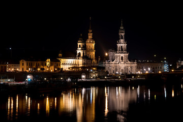 Fototapeta na wymiar Elbe und Terrassenufer Dresden mit Kunstakademie,Schloßkirche,Hofkirche 
