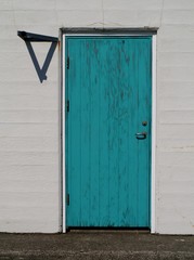 Türkisfarbene Holztür von außen