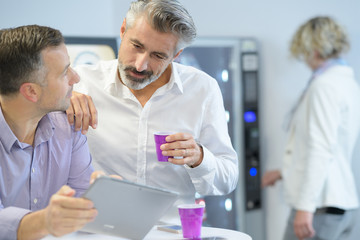 Obraz premium two coworkers having coffee break