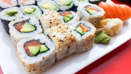 Inside Out Sushi mit Lachs, Avocado und Sesam