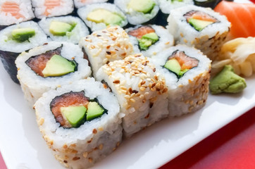Inside Out Sushi mit Lachs und Avocado