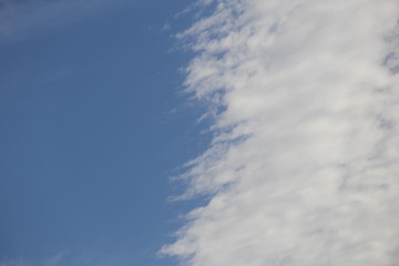 左の青空/右の白雲