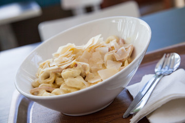 Tortellini alla Panna mit Schinken Parmesan Hobel