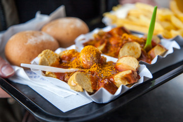 Currywurst Pommes Mayo mit Brötchen vom Imbiss