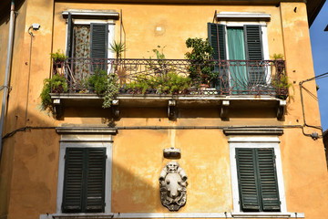 Fototapeta na wymiar Maison ocre à balcon à Pise en Toscane, Italie