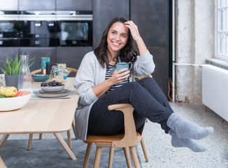 Junge Frau lacht in ihrem Loft