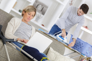 Obraz premium Injured woman using laptop