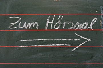 Zum Hörsaal - Symbolfoto für Bildung