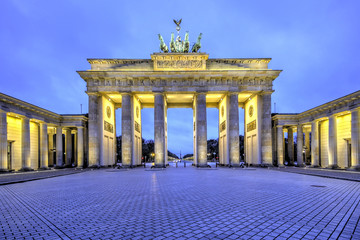 Obraz premium Brama Brandenburska o wschodzie słońca