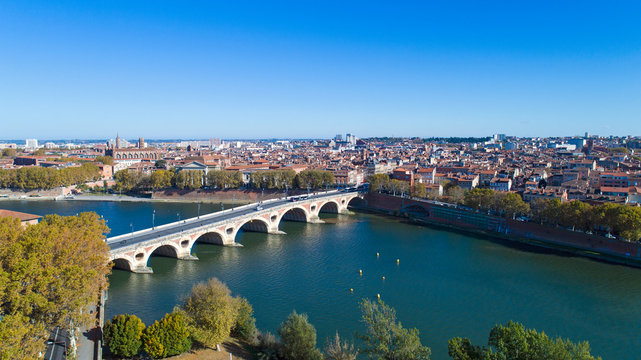Photographie aérienne du Pont Neuf, à Toulouse
