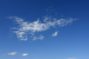 青空と雲「雲の風景」（ばらばら、もやもや、ちぎれるなどのイメージ）