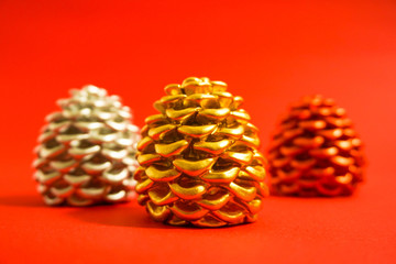 金、銀、銅のまつぼっくり　メダルイメージ　赤背景