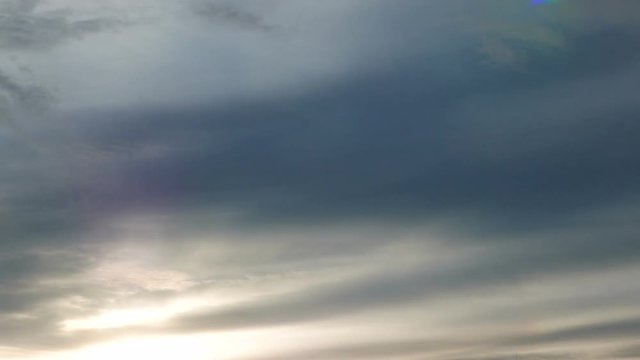 空と雲のタイムラプス　11月　早朝　日の出　フラットに流れる雲 4k