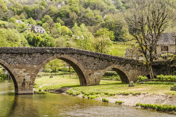 Fototapeta na wymiar Bridge over the river Aveyron in the Villa Belcastel