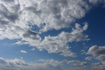  青空と雲「空想・雲のモンスターたち」（雄大な、様々な思いを運ぶ、広がりのあるなどのイメージ）