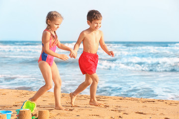 Naklejka premium Cute little children on sea beach