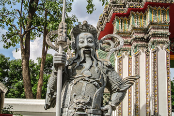 Fototapeta na wymiar Giant is in Wat Pho that is a sculpture at the entrance to the temple or the tetrahedron. In the literature of Ramayana