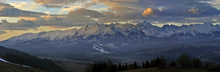 Fototapeta na wymiar Wschód słońca nad Tatrami - widok z RusinSKi
