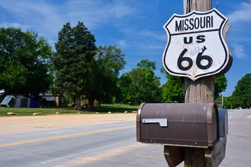 Signe historique de la route 66 dans le Missouri.