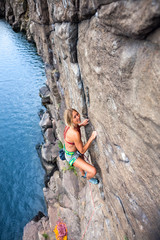 girl climbs the rock