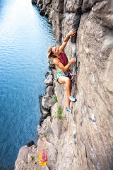 girl climbs the rock