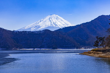 冬の富士山、山梨県河口湖にて