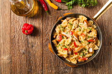 Pasta farfalle with chicken and paprika, in carbonara sauce.
