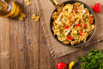 Pasta farfalle with chicken and paprika, in carbonara sauce.