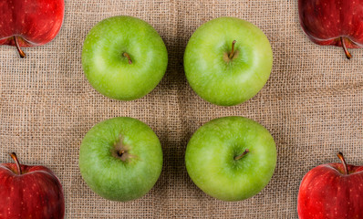 Äpfel auf einem Jutestoff