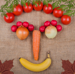 Gemüsegesicht auf einem Jutestoff