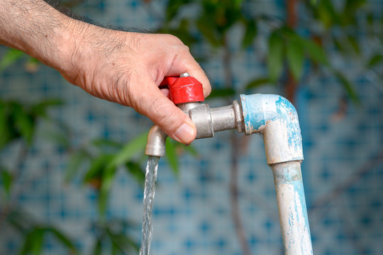Man hand on open the faucet