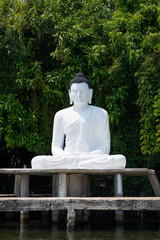 Obraz premium buddha statue on river bank