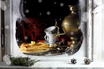 блины с маслом на подоконнике с самоваром