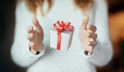 Pacchetto regalo natalizio tra le mani
