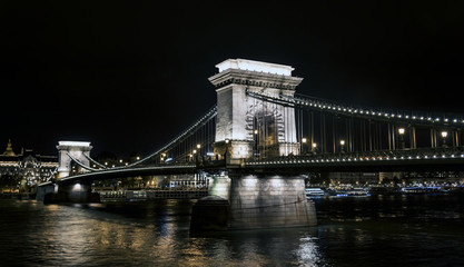 Obraz premium Chain Bridge Szechenyi at night, Bridge over the Danube River in Budapest.