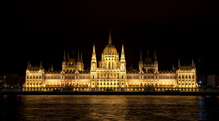 Fototapeta premium Night view of the Hungarian Parliament in Budapest, Hungary.