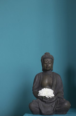 Buddhastatue vor blauem Hintergrund - 181465629