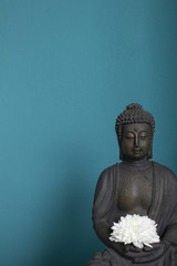 Buddhastatue vor blauem Grund - 181465680