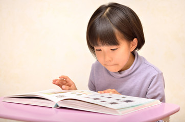 読書をする女の子