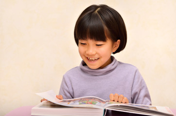 読書をする女の子